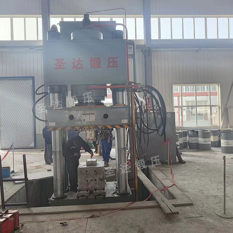 800噸匣缽液壓機客戶現場 800噸匣缽液壓機客戶現場