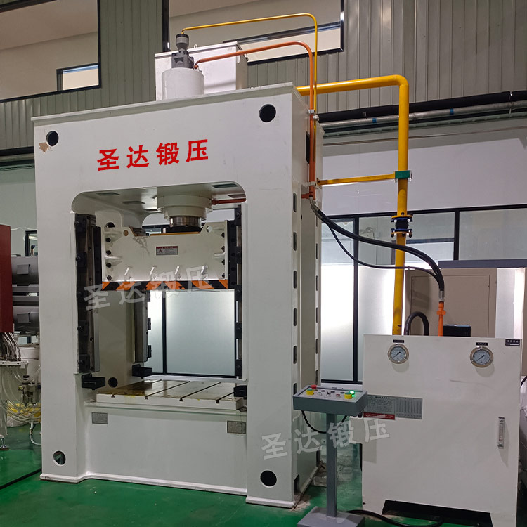 150噸汽車內飾件成型液壓機現場 150噸汽車內飾件成型液壓機現場